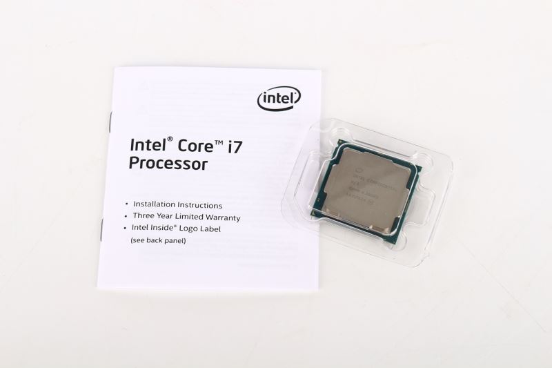 左方为intel i7-6700k,右方为intel i7-7700k处理器背面,可以看到中央