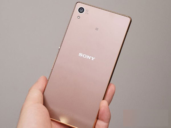 硬件配置方面,索尼xperia z4搭载高通骁龙810处理器 3gb内存,5.