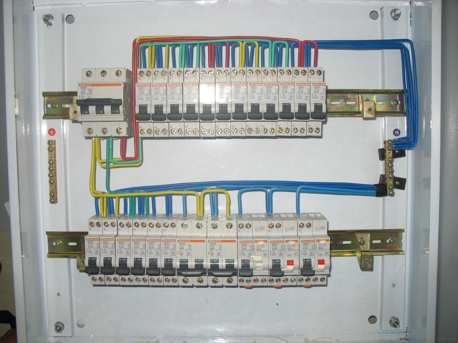 配电箱内空气开关配线要求和规范解决方案华强电子网