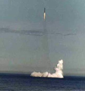 俄罗斯成功试射两枚轻舟潜射弹道导弹